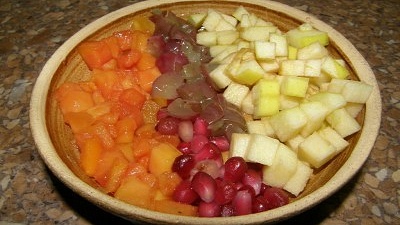 Menu dne -papaja, jablko, granátové jablko, hroznové víno