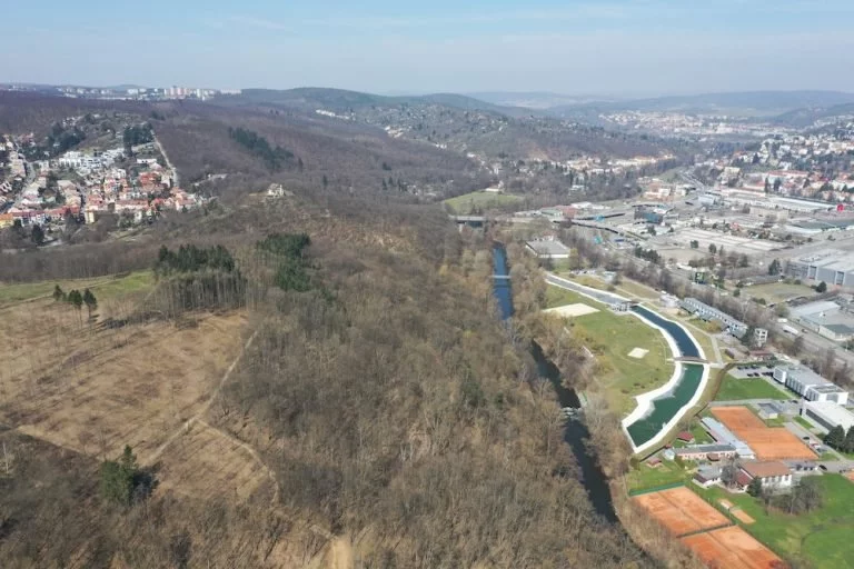 Letecký pohled na nocoviště havranů a kavek v Brně