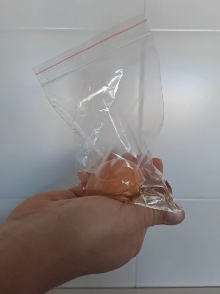 Získávání mikroorganismů ze skořápky ve speciálním roztoku.