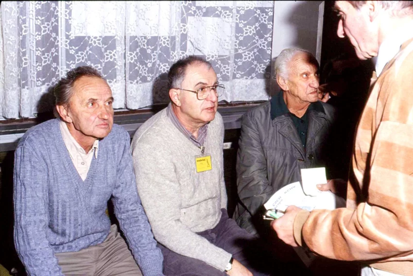 Setkání zakladatelů KCHA při oslavách 25. výročí založení klubu. Zleva J. Plánička, S. Rákos, Ing. M. Vanický, stojící ekonom M. Poláček.