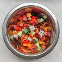 Exotické ovoce ve výživě papoušků - chutě tropů v ptačí misce