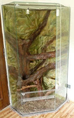 Prodám rohové terárium pro ještěry!