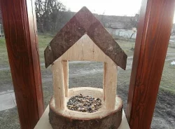 Ptačí krmítko kmenové