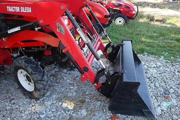 Čelní nakladač na traktor CRONIMO FEL-300