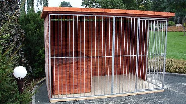 Kotec v tyči s boudou