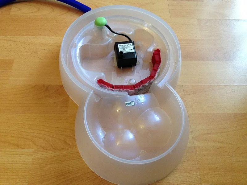 Prodám Fontánku na pití pro kočky, DOPRAVA v ceně.