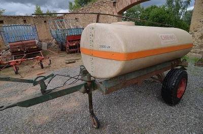 Nádrž na vodu 2.000L laminát pěkný stav