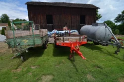 Vlek 3t jednoosý s vyskladňovacím pásem