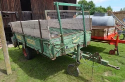 Vlek 3t jednoosý s vyskladňovacím pásem