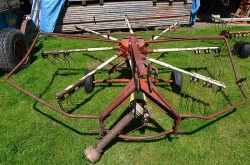 Nahrabovač FAHR 3m záběr s uzavřenou dráhou nesený