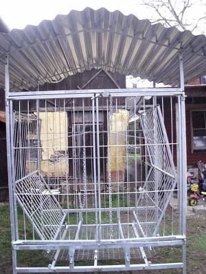 Vyrobim krmelec na kulaté balíky sena pro ovce a kozy