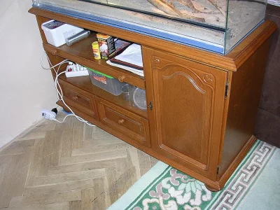 Prodám terárium a komodu