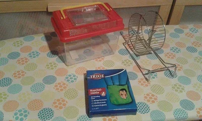 Prodám přepravku, kolotoč a domeček