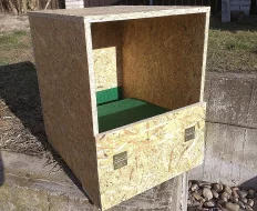 Snášková hnízda s krytým zásobníkem a dovozem