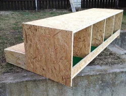 Snášková hnízda s krytým zásobníkem a dovozem