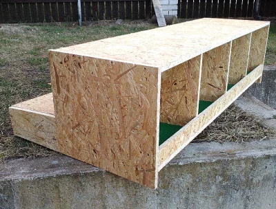 Snášková hnízda s krytým zásobníkem a dovozem