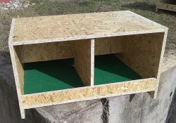 Snášková hnízda s krytým zásobníkem a dovozem