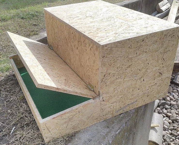 Snášková hnízda s krytým zásobníkem a dovozem