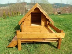 Krásná originální psí bouda