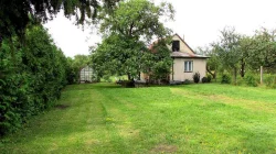 Malý zděný domeček s větším oploceným pozemkem na okraji Jar