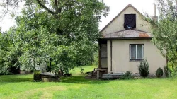 Malý zděný domeček s větším oploceným pozemkem na okraji Jar