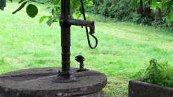 Malý zděný domeček s větším oploceným pozemkem na okraji Jar