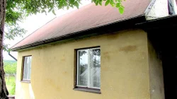 Malý zděný domeček s větším oploceným pozemkem na okraji Jar