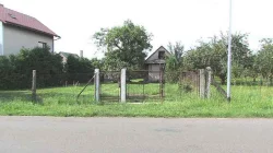 Malý zděný domeček s větším oploceným pozemkem na okraji Jar
