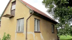 Malý zděný domeček s větším oploceným pozemkem na okraji Jar