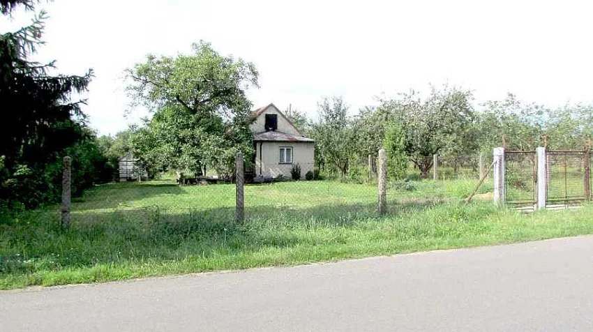 Malý zděný domeček s větším oploceným pozemkem na okraji Jar