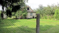 Malý zděný domeček s větším oploceným pozemkem na okraji Jar