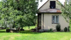 Malý zděný domeček s větším oploceným pozemkem na okraji Jar