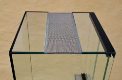 Nerezová tkanina (síťka), vodící lišta (kolejnička)