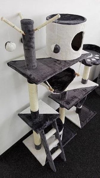Nové škrabadlo s výškou 150 cm