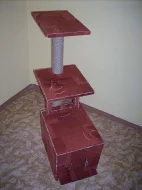 Škrábadlo s domečkem