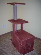 Škrábadlo s domečkem