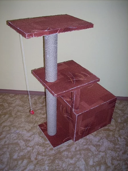 Škrábadlo s domečkem