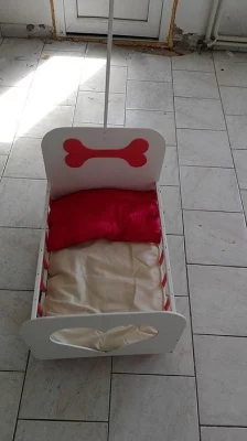 Dřevěná postel pro pejsky s peřinou