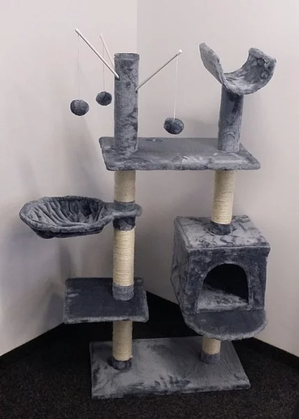 Nové škrabadlo s výškou 130 cm - šedé