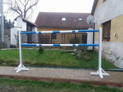 skokový materiál