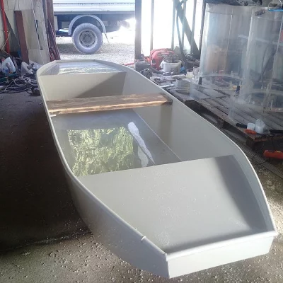 prodám plastovou loď