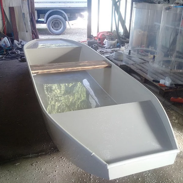 prodám plastovou loď