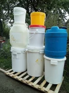 Plastové kbelíky, soudky, barely s víkem