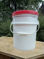 Plastové kbelíky, soudky, barely s víkem