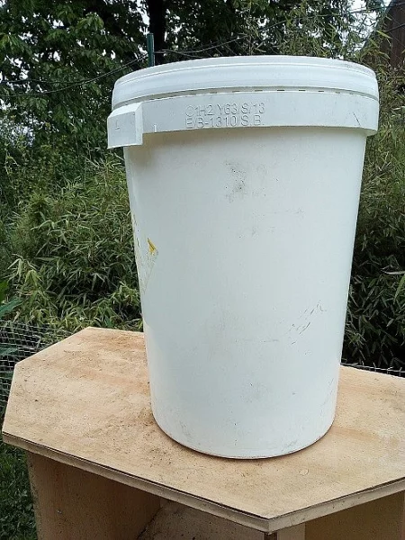 Plastové kbelíky, soudky, barely s víkem