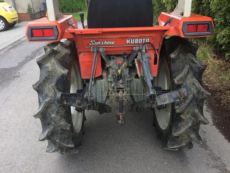 Malotraktor Kubota Sunschine L195 se stříškou