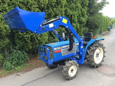 Japonský traktor Iseki TU1700 s čelním nakladačem