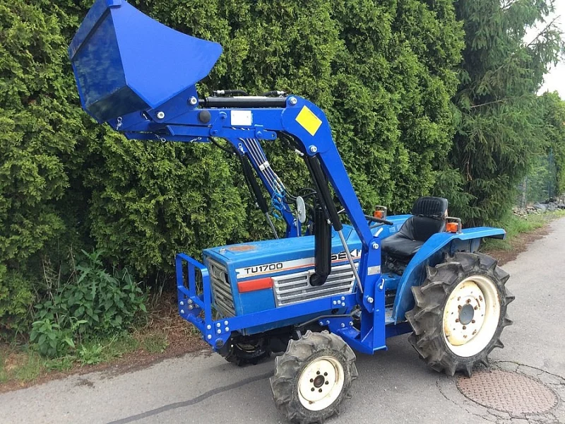 Japonský traktor Iseki TU1700 s čelním nakladačem