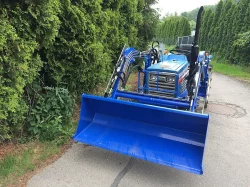 Japonský traktor Iseki TU1700 s čelním nakladačem