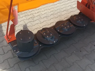 Bočně nesený diskový rotační žací stroj DS 1700
